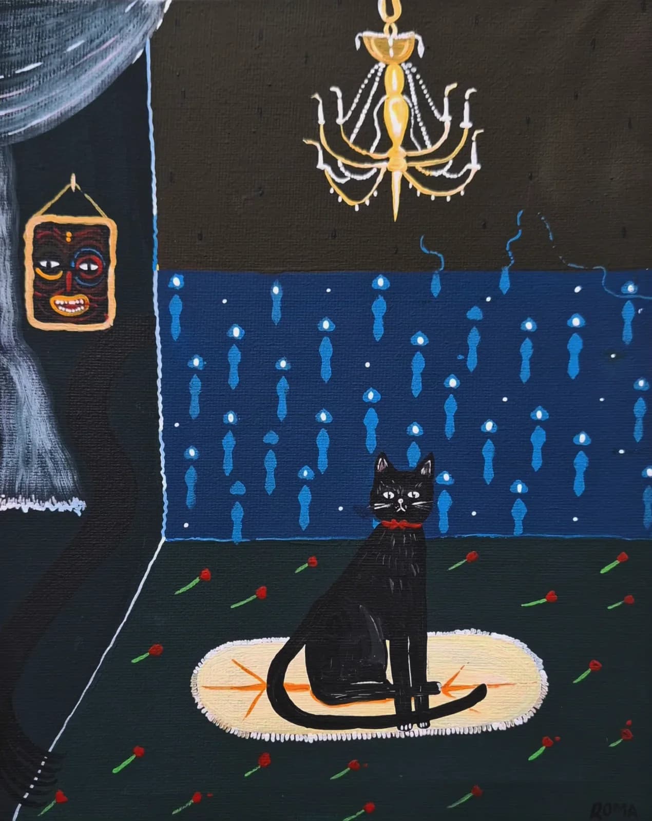 Gato negro sentado en una habitación azul de patrones, con candelabro y un pequeño retrato en la pared.