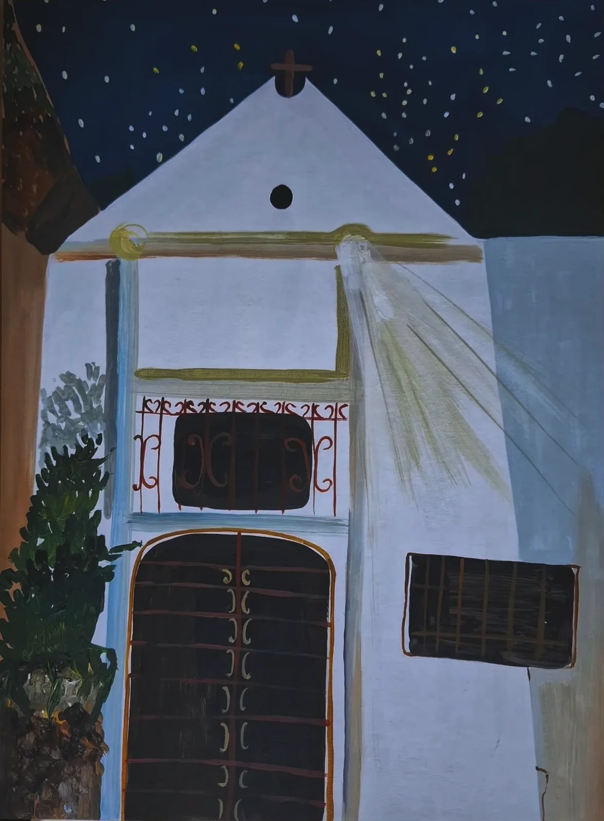 Fachada de casa blanca con ventana enrejada y puerta cerrada bajo un cielo estrellado.