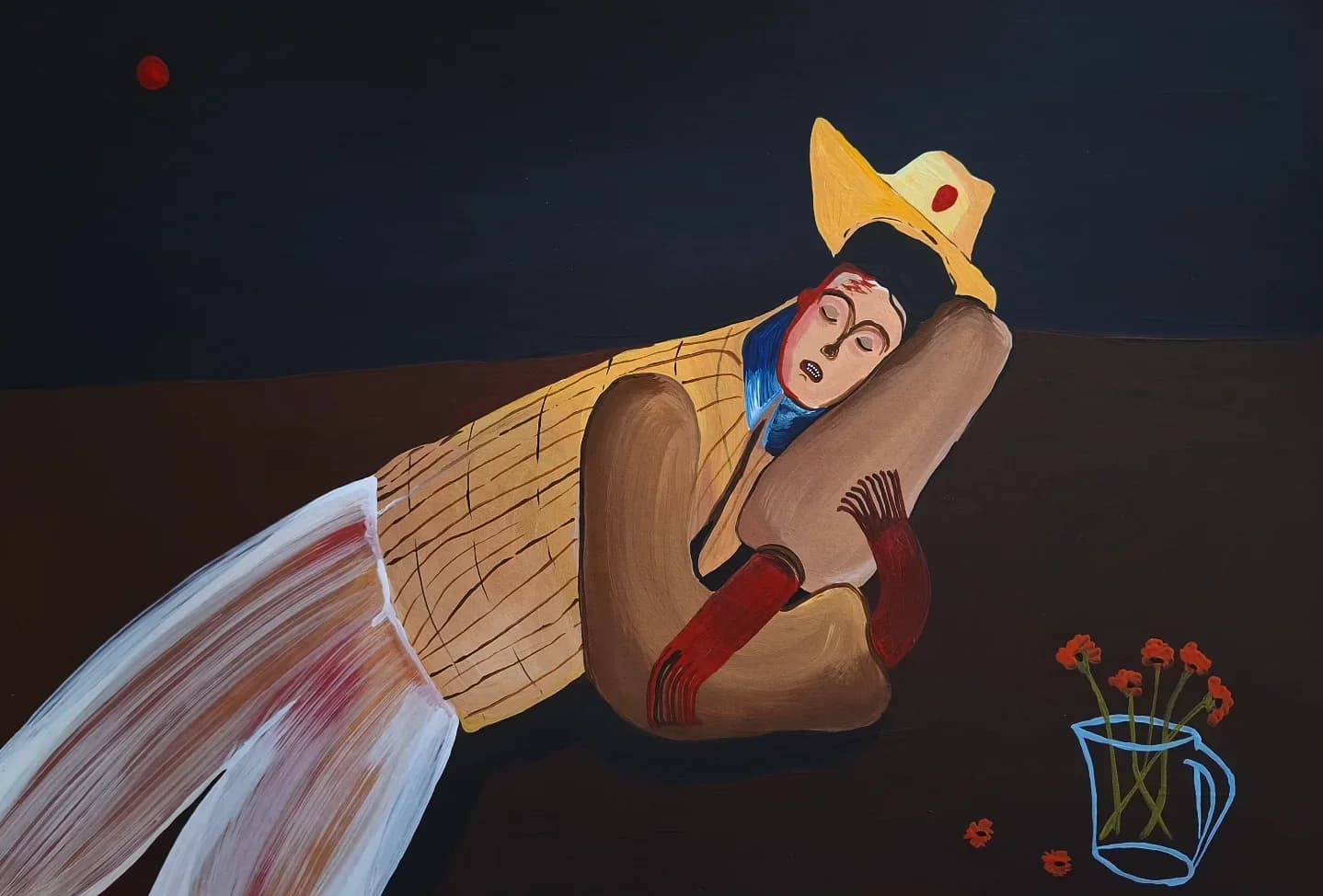 Figura tendida con sombrero amarillo junto a un jarrón de flores, sobre fondo oscuro.