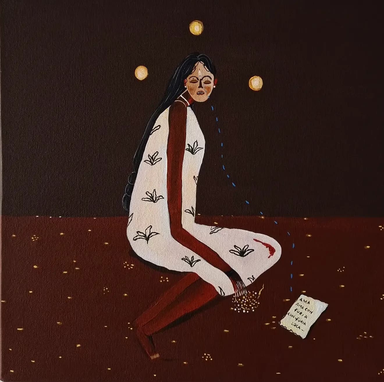 Mujer arrodillada de vestido blanco con pequeñas lunas, sobre fondo rojo oscuro, con una carta en el suelo.