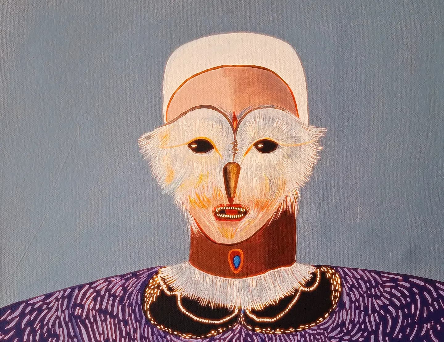 Figura con máscara de lechuza y cuello de plumas, vestida de violeta con rayas, sobre fondo celeste.