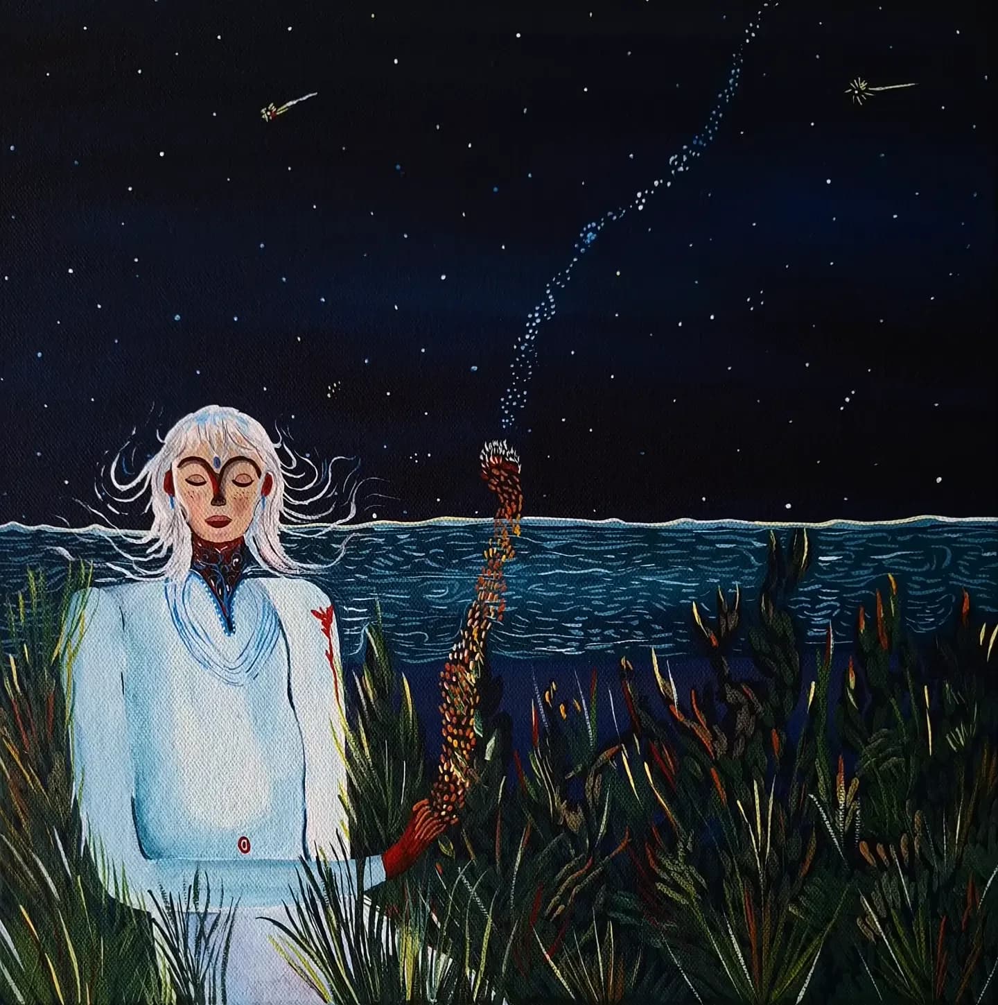 Mujer de cabello blanco junto al mar de noche, con un cometa cruzando el cielo estrellado.
