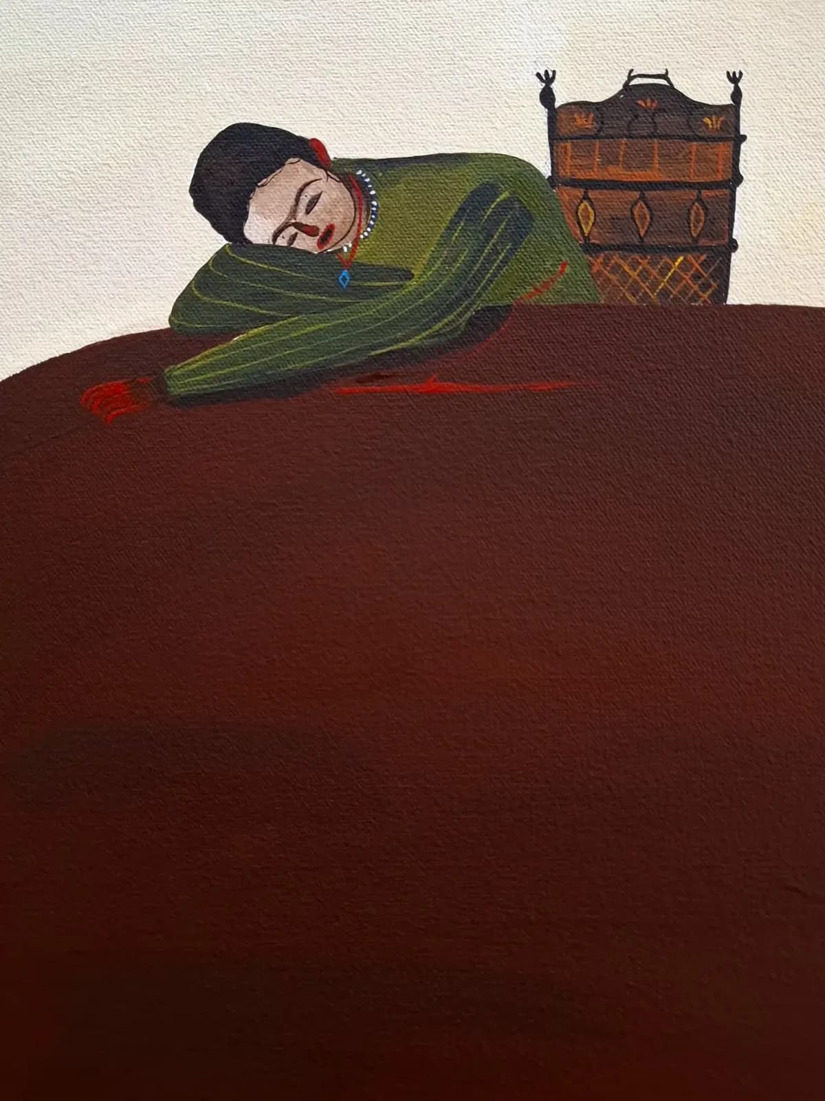 Figura recostada sobre una cama roja, con una cabecera de madera, sobre fondo crema.