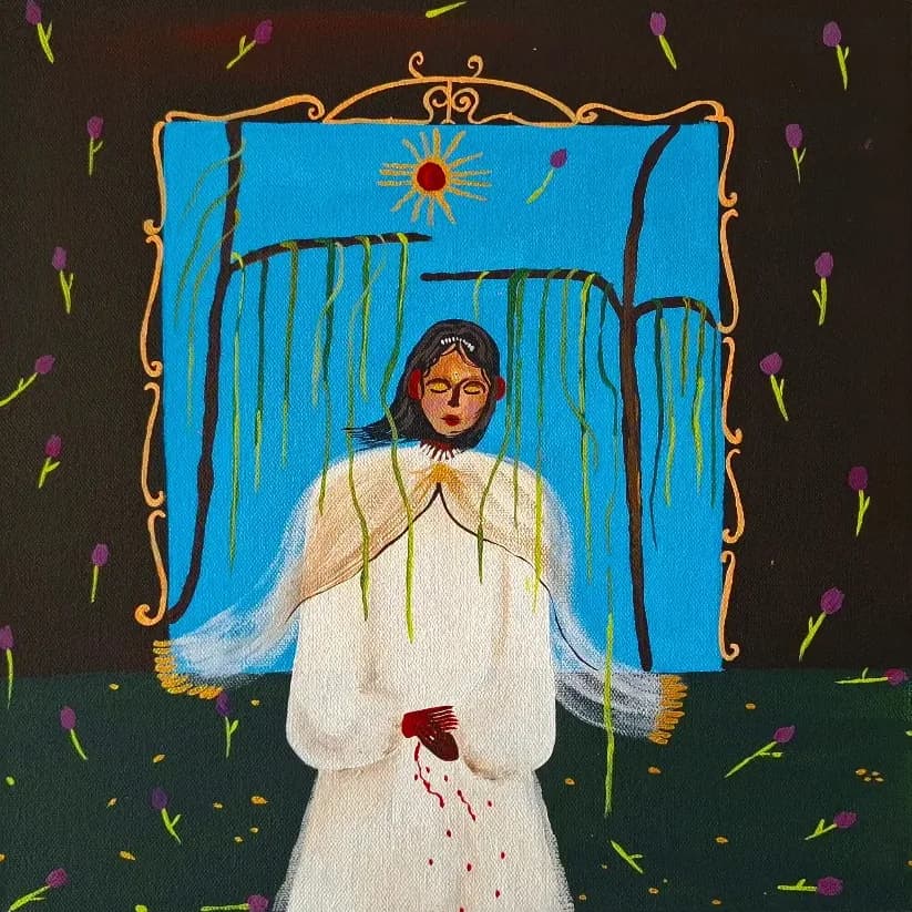Figura pequeña vestida de blanco enmarcada por una ventana azul con cortinas, sobre fondo verde oscuro.